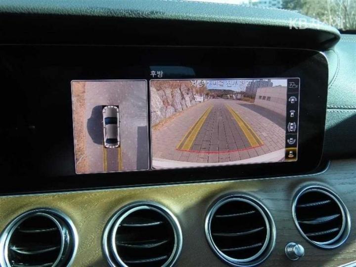 Mercedes-Benz E-Class W213 E300e Exclusive 10