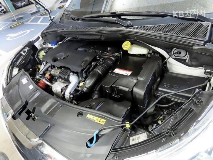 Peugeot 2008 1.6 e-HDi 8