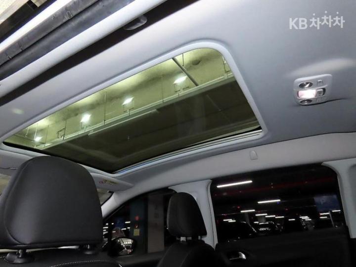 Peugeot 2008 1.6 e-HDi 9