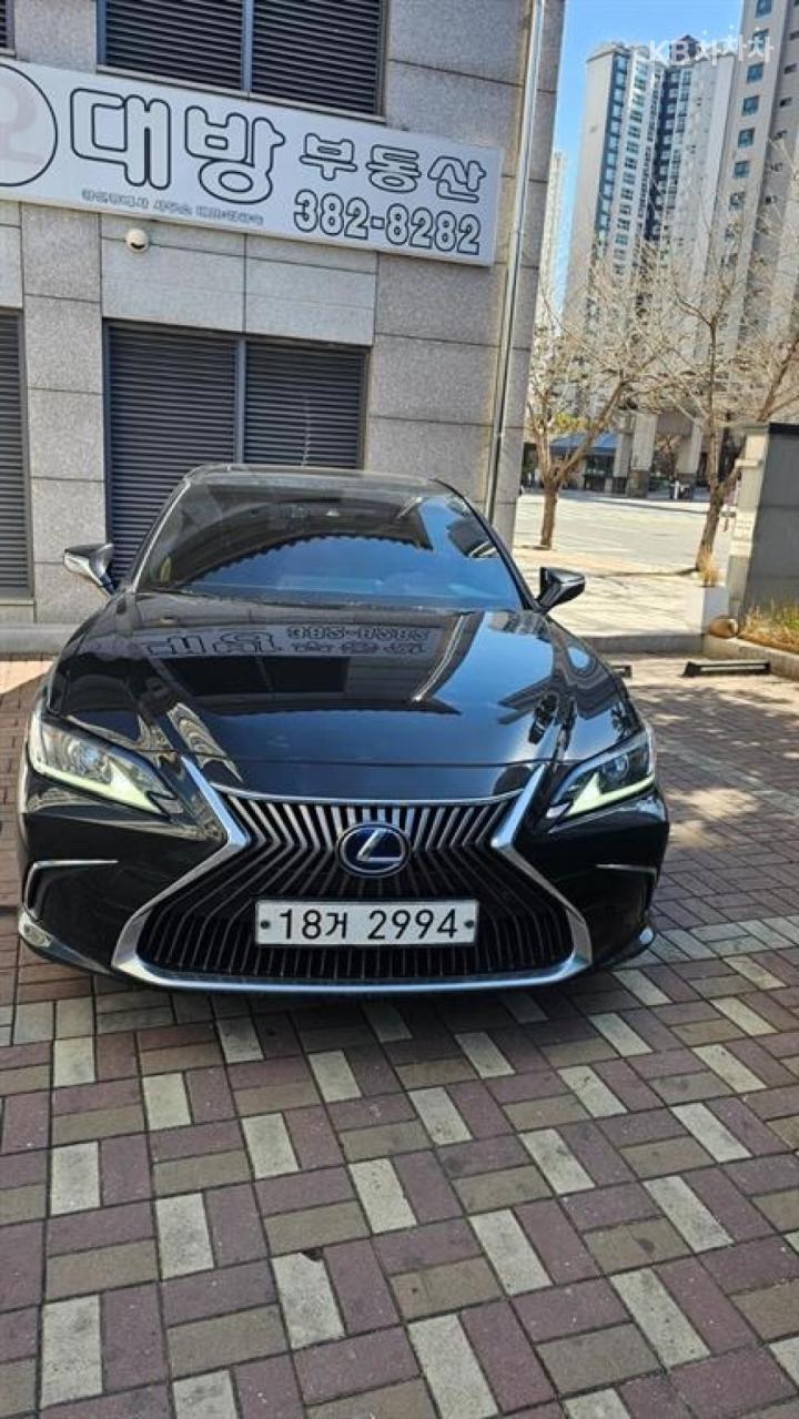 Lexus ES New Generation 300h Luxury+ 2