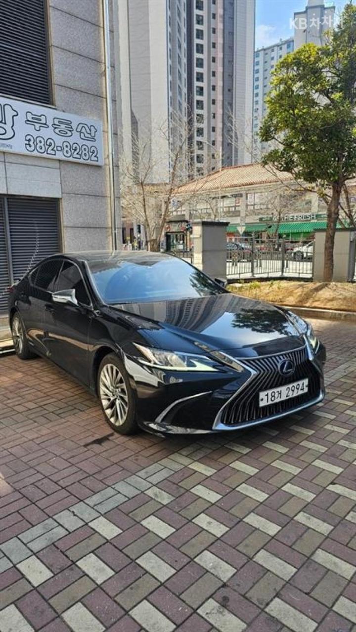 Lexus ES New Generation 300h Luxury+ 5