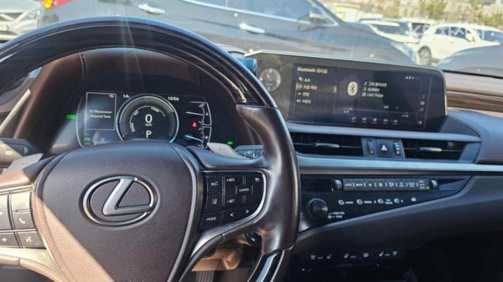 Lexus ES New Generation 300h Luxury+ 7