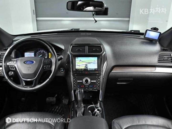 Ford Explorer Gasoline Turbo 2.3 AWD Platinum 8