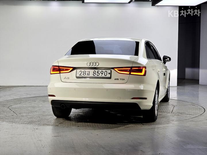 Audi A3 NEW 25 TDI Dynamic 8V 4