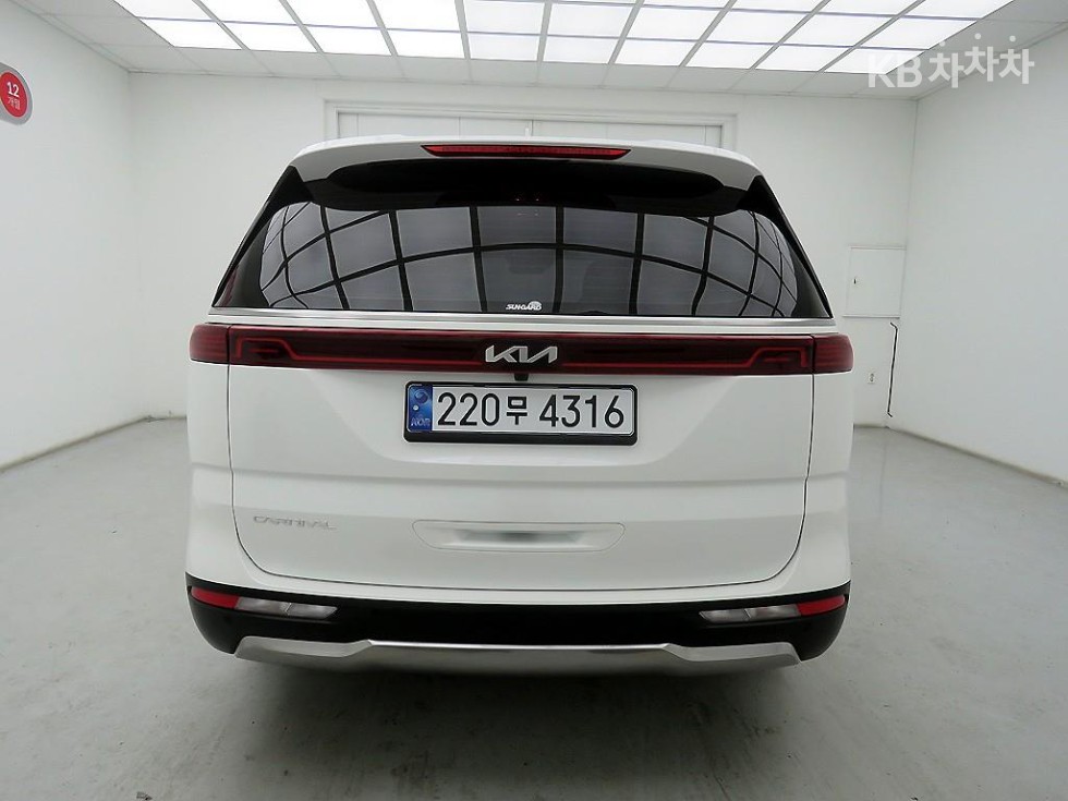 2023 - kia carnival