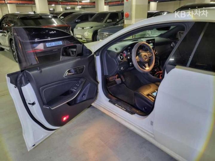 Mercedes-Benz CLA-Class CLA200 d 8