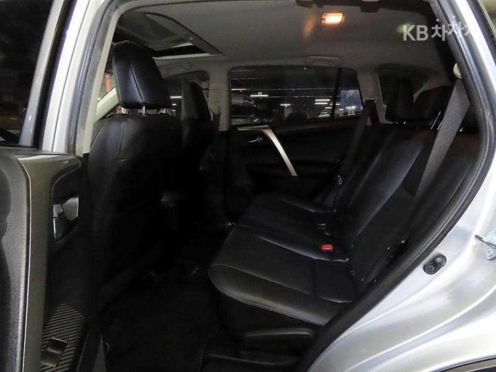 Toyota RAV4 2.5 4WD 8