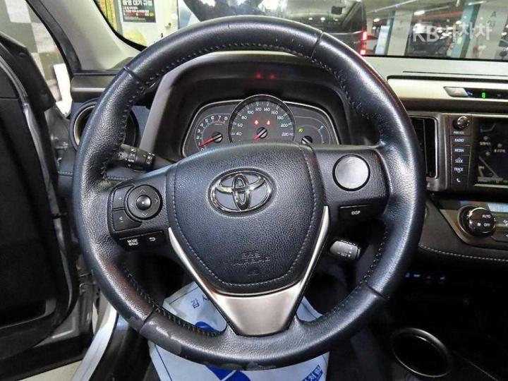 Toyota RAV4 2.5 4WD 9