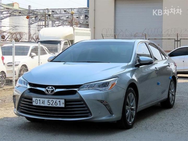 Toyota Camry New 2.5 XLE 3