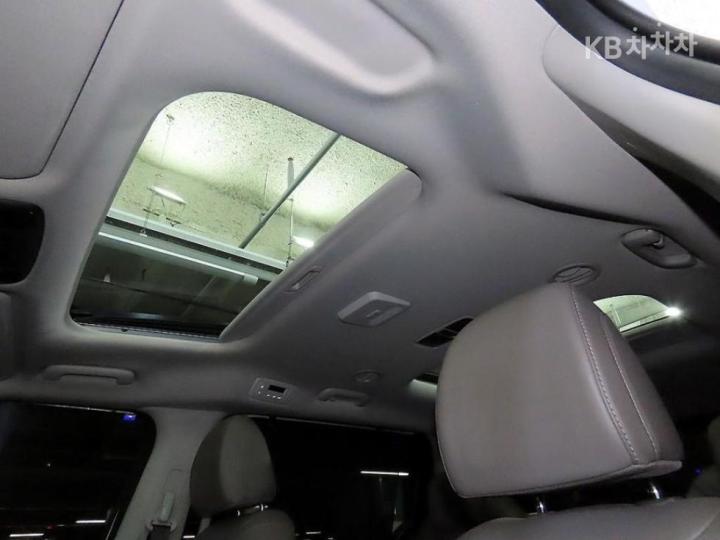 Kia Carnival Hybrid 1.6 HEV Signature 10