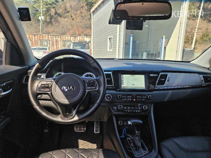 Kia Niro 1.6 Prestige 7