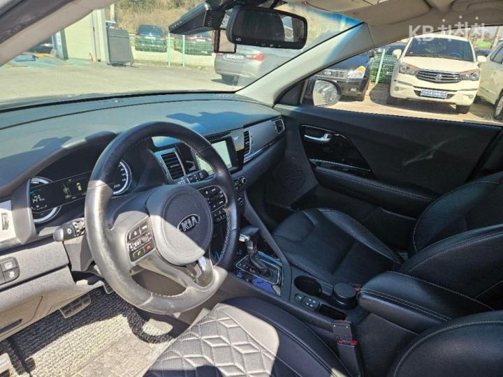 Kia Niro 1.6 Prestige 8