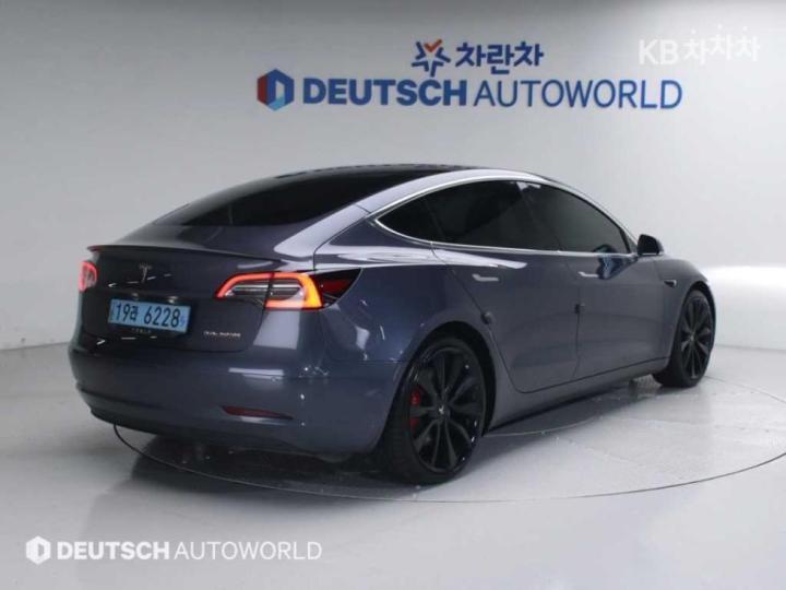 Tesla Model 3 Performance 3