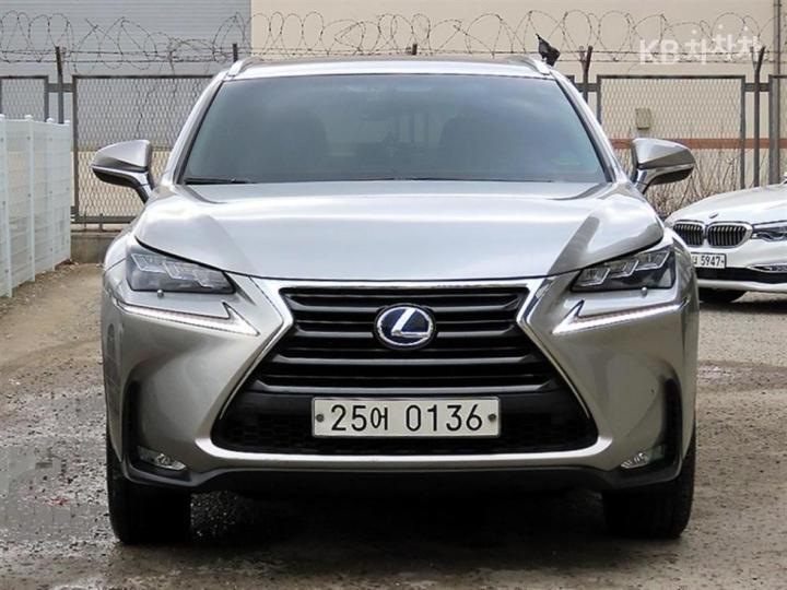 Lexus NX 300h Supreme 2