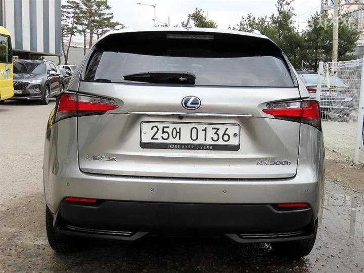 Lexus NX 300h Supreme 5