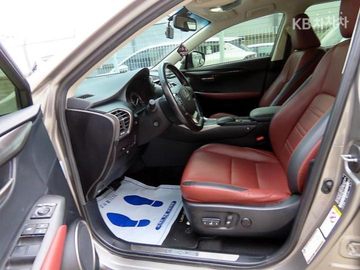Lexus NX 300h Supreme 6