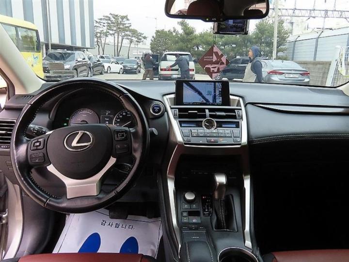 Lexus NX 300h Supreme 8