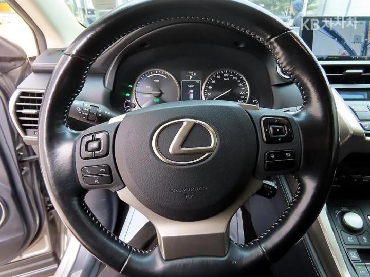 Lexus NX 300h Supreme 9