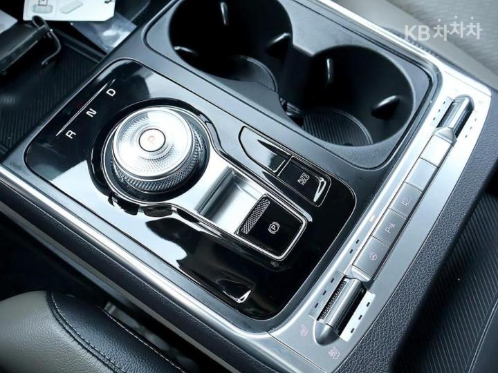 Kia Carnival Hybrid 1.6 HEV Signature 8