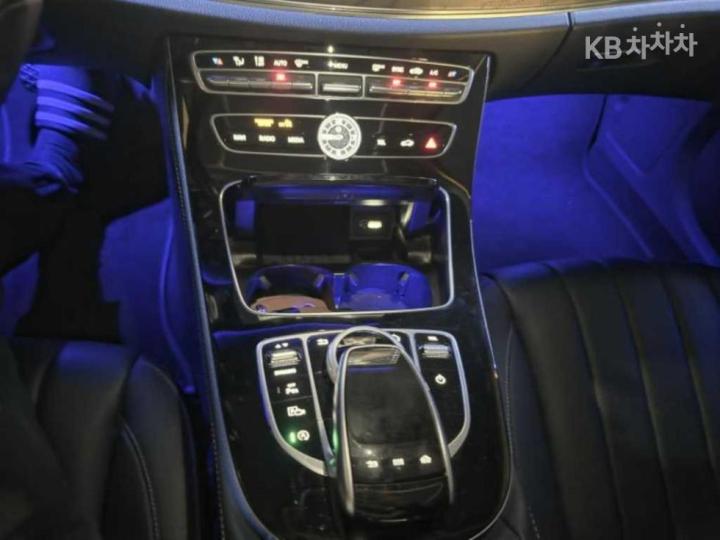 Mercedes-Benz E-Class W213 E300 4Matic Exclusive 10