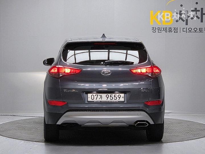 Hyundai Tucson Diesel e-VGT UⅡ 1.7 2WD Smart 5