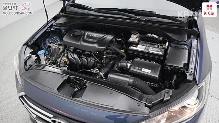 Hyundai Avante AD 1.6 GDi Value Plus 9