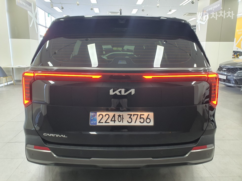 2025 Kia 4 photo