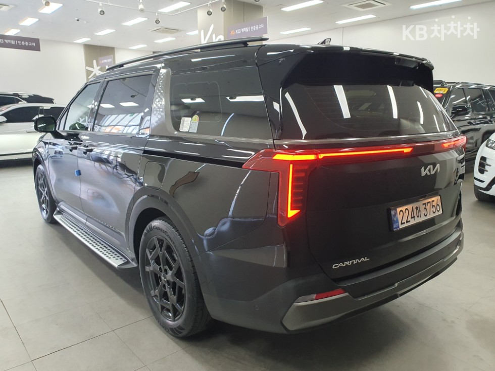 2025 Kia 4 photo