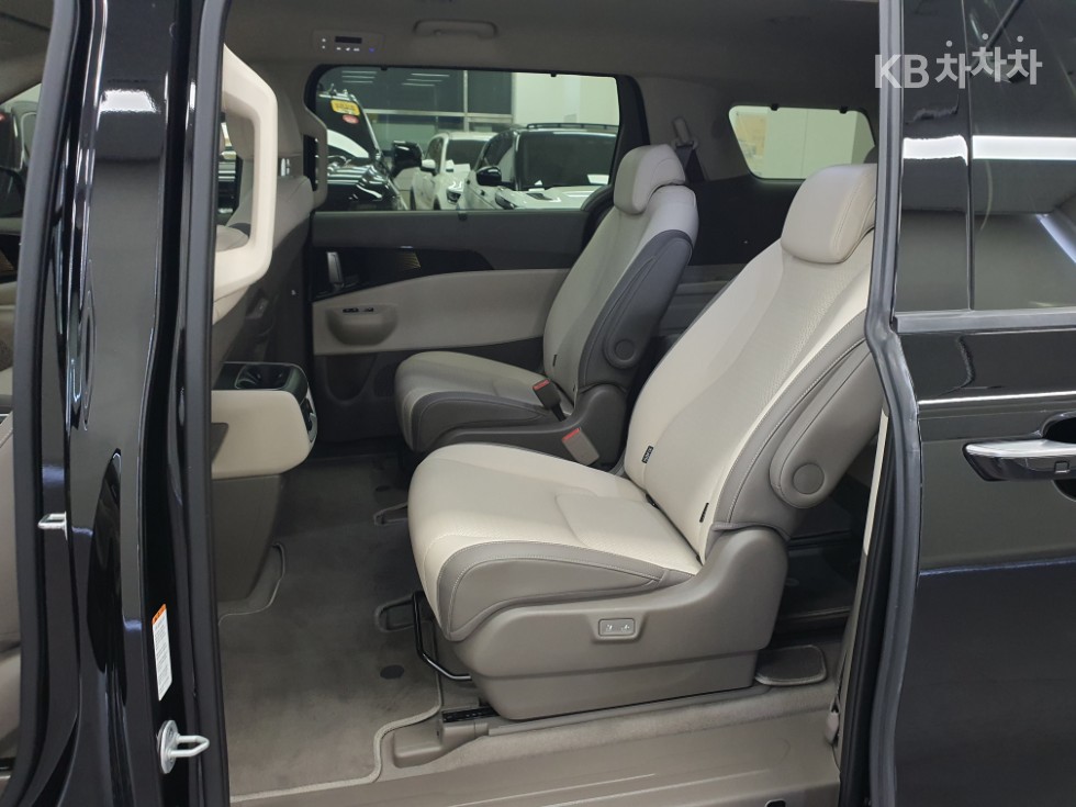 2025 Kia 4 photo