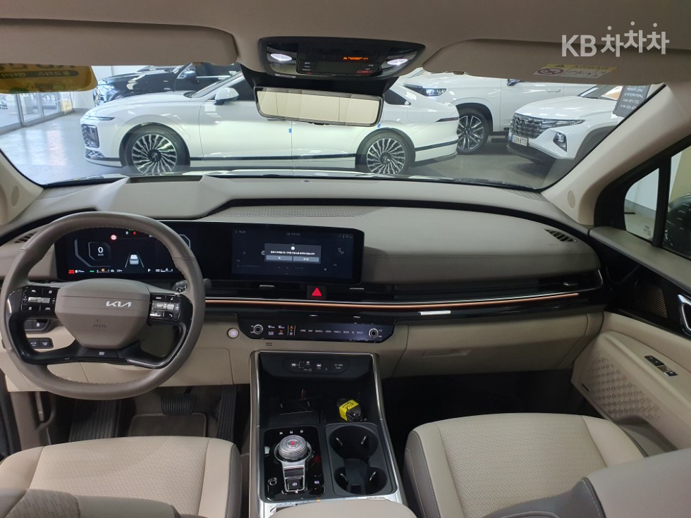 2025 Kia 4 photo