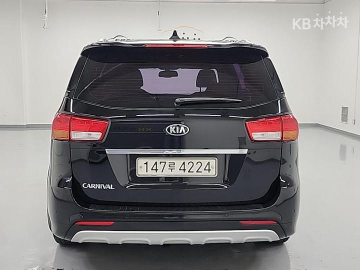 Kia Carnival 2.2 Diesel Luxury 4