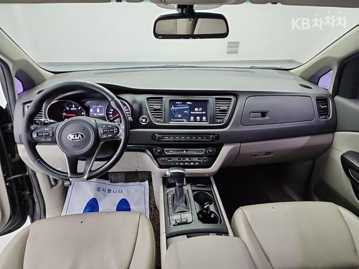 Kia Carnival 2.2 Diesel Luxury 8