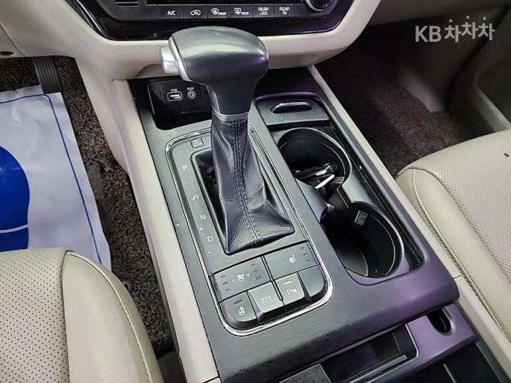 Kia Carnival 2.2 Diesel Luxury 9