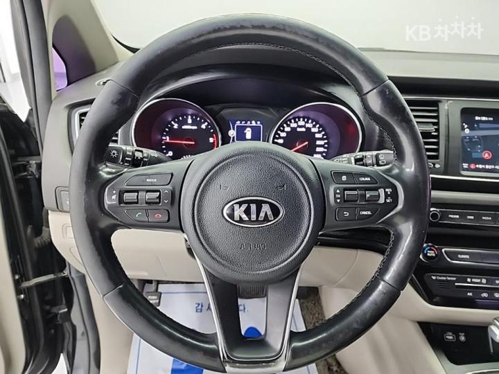 Kia Carnival 2.2 Diesel Luxury 10