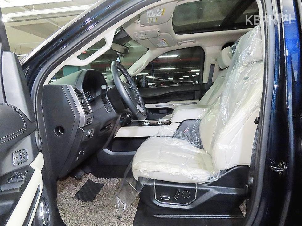 2021 Ford 4 photo