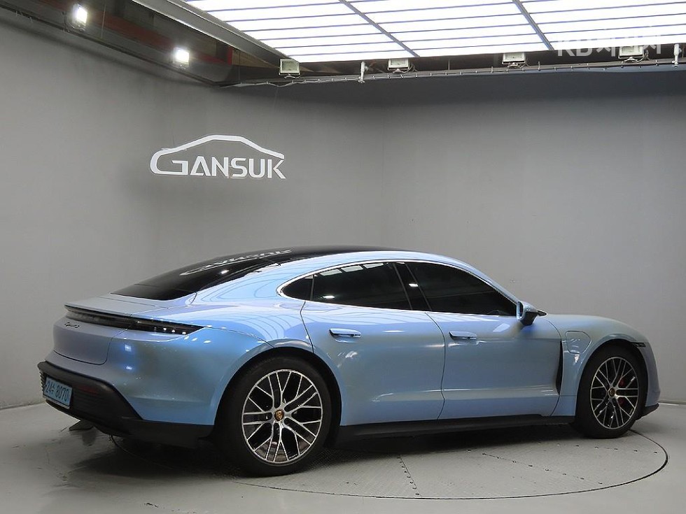 2021 - porsche taycan