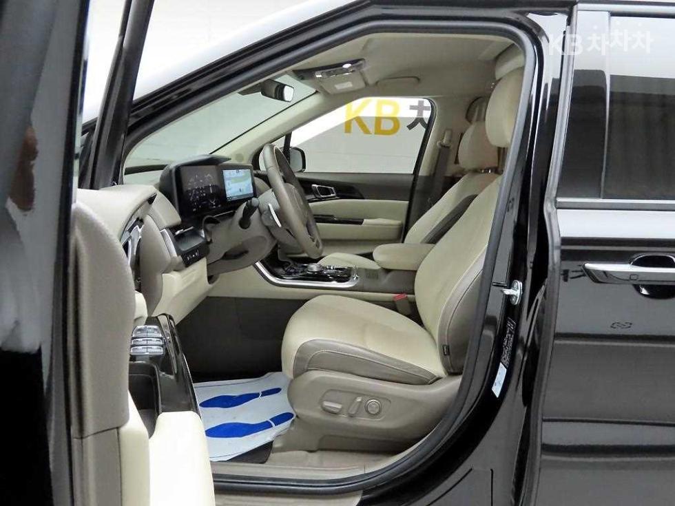 2023 - kia carnival