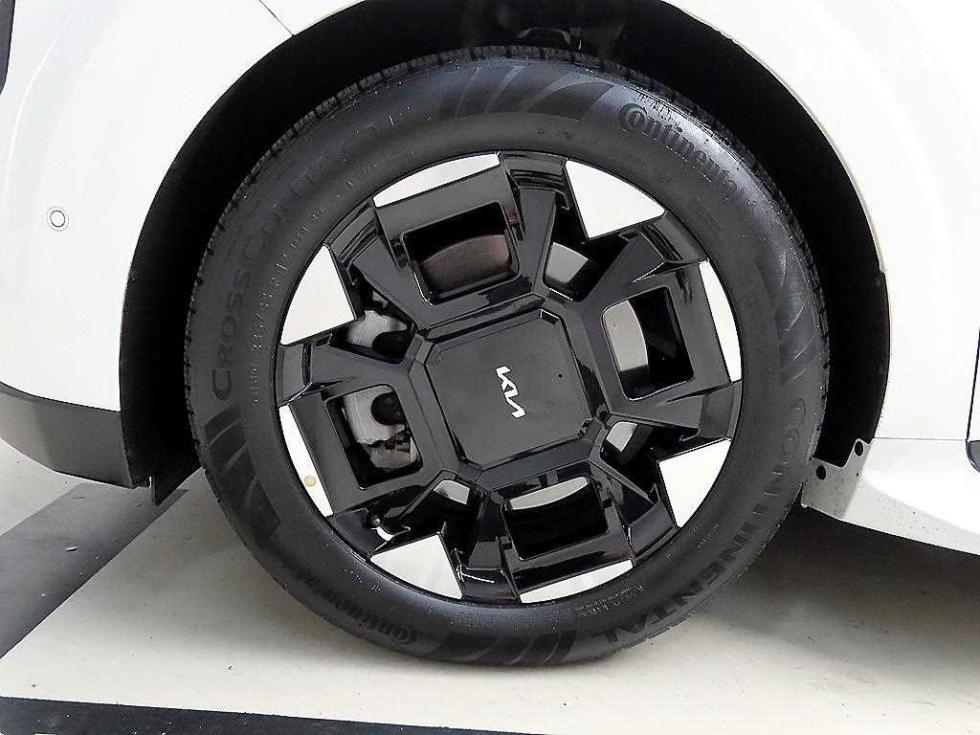 2024 Kia 4 photo