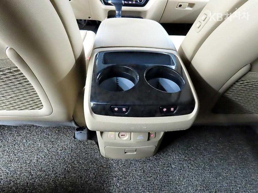 Kia Carnival — miniaturë 12