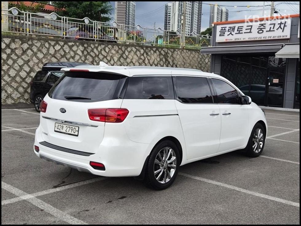 Kia Carnival — miniaturë 2