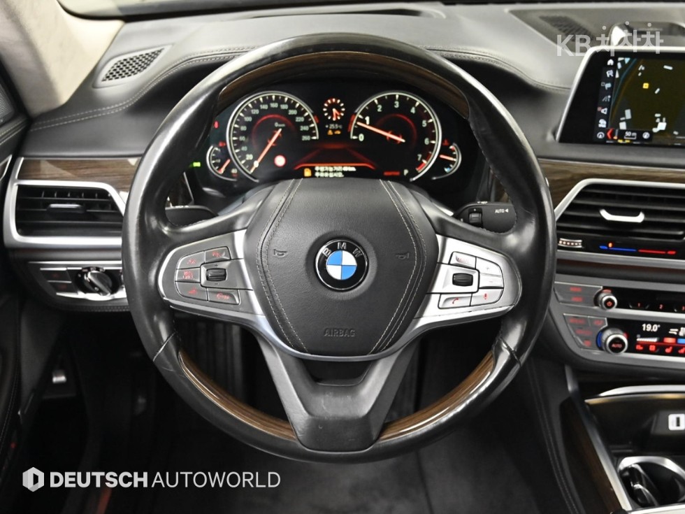 BMW 7er — miniaturë 13