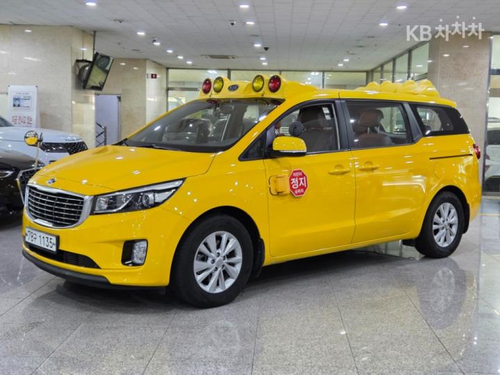 Kia Carnival 11-Seater School Bus — foto 1