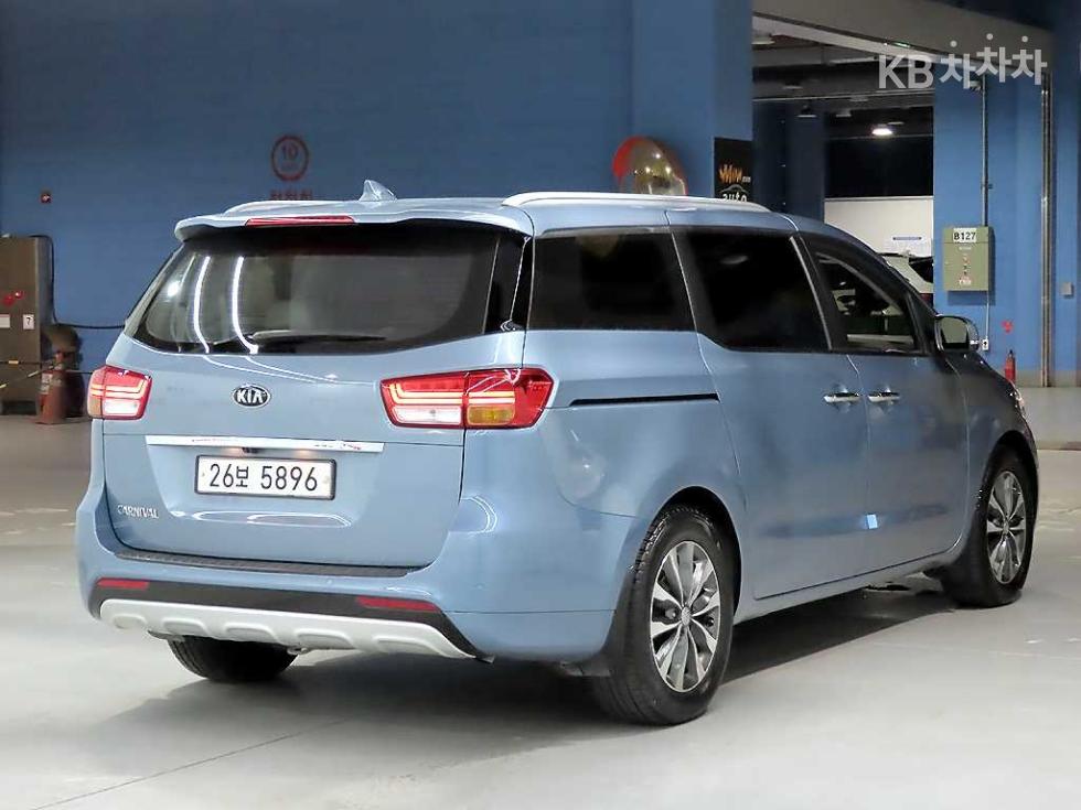 Kia Carnival — miniaturë 4
