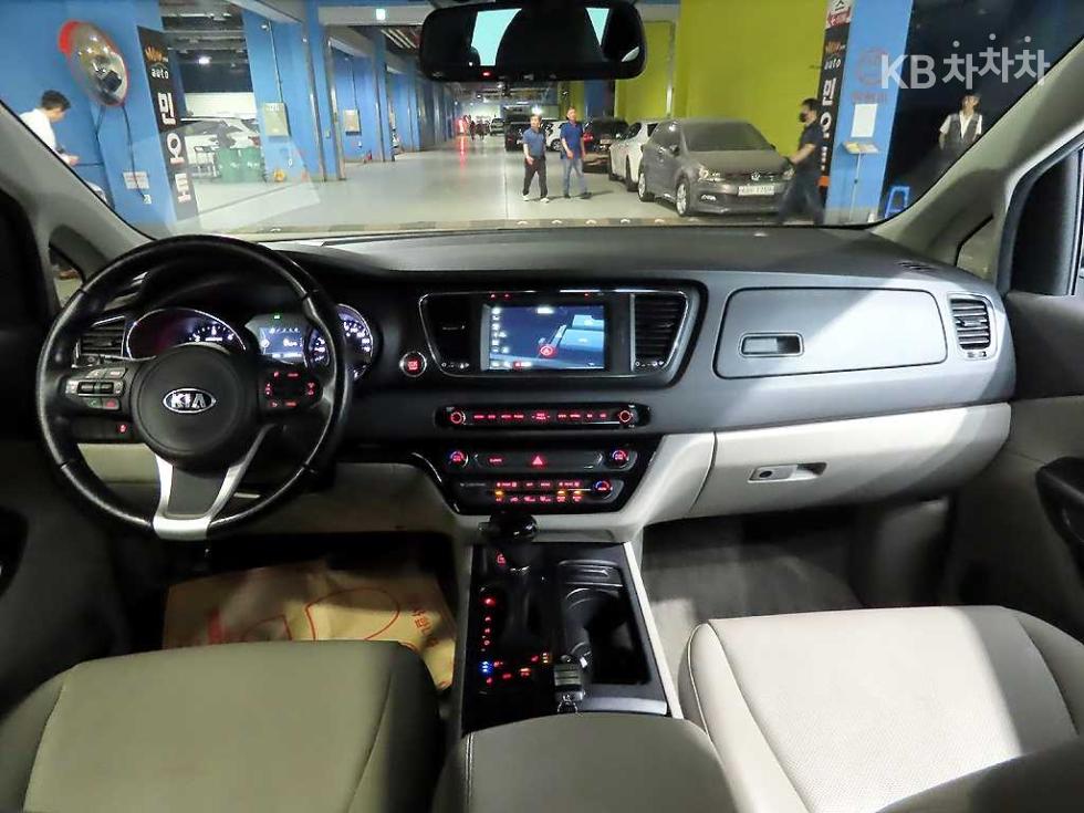 Kia Carnival — miniaturë 5