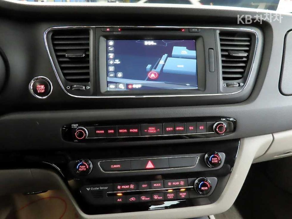 Kia Carnival — miniaturë 11