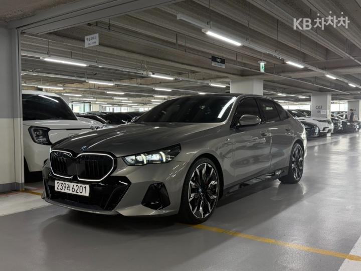 BMW 5er 550e xDrive — foto 1