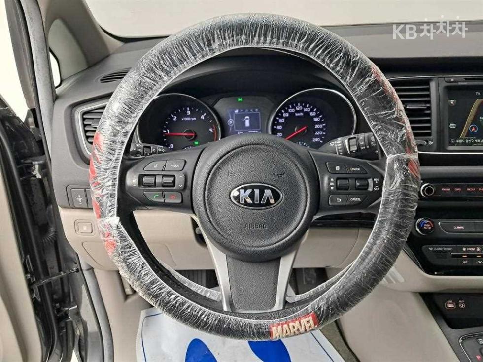 Kia Carnival — miniaturë 8