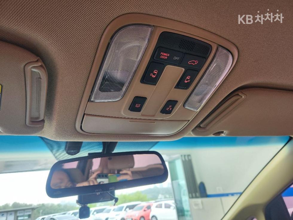 Kia Carnival — miniaturë 9