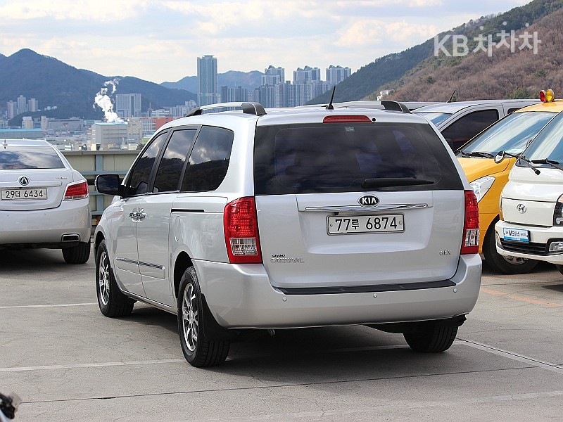 Kia Carnival — miniaturë 4