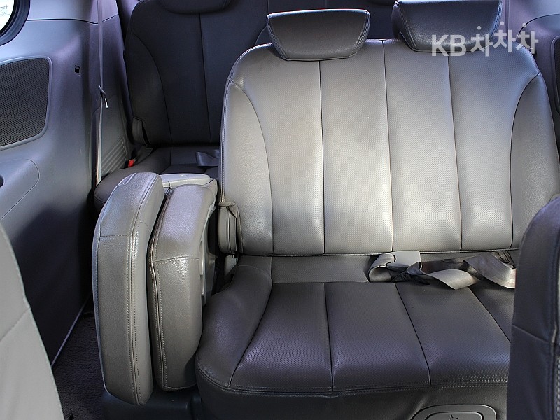 Kia Carnival — miniaturë 15